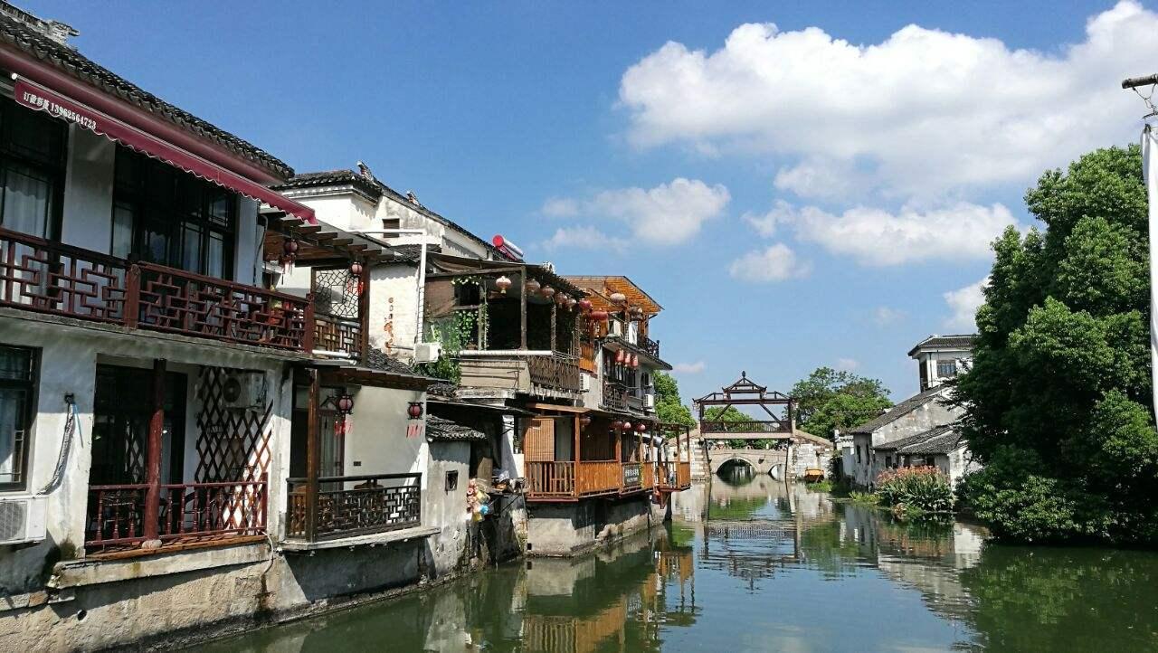 因抽烟问题男子将女友丢服务区，女孩流泪求助民警！这样的男人值得嫁吗？